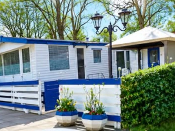 Het chalet De Vlindercaravan 16 met omheinde tuin