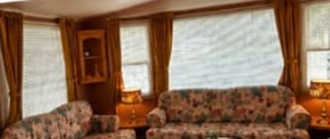 Ruime woonkamer met zithoek